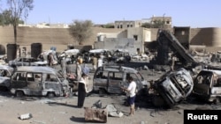Mobil-mobil hancur akibat serangan bom Saudi di kota Saada, Yaman (16/4).