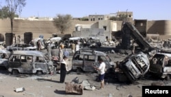 Kendaraan-kendaraan yang terbakar terlihat di sekitar sebuah pom bensin pasca serangan udara di kota Saada, Yaman (Foto: dok).