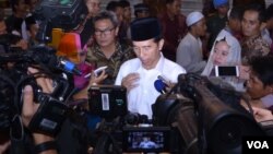 Presiden Jokowi di Istana Kepresidenan Bogor, hari Selasa (28/6) malam menegaskan peredaran vaksin palsu adalah sebuah kejahatan luar biasa. (VOA/Andylala).