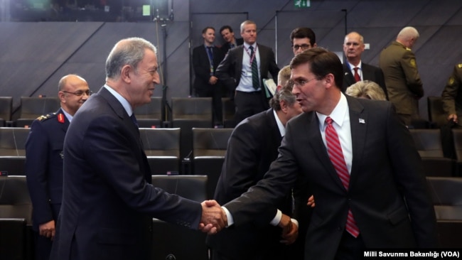 Esper se reunió en Bruselas este 25 de octubre con el ministro de Defensa de Turquía, Hulusi Akar.