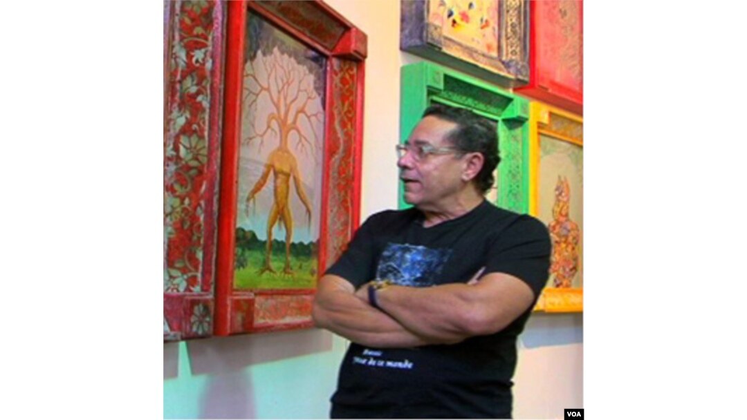 Seniman Haiti Edouard Duval-Carrié di galeri seni miliknya di Little Haiti, Miami, Florida.
