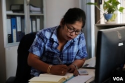 Ros Kan, a Labor Right Activist at an international NGO, is one among the victims of 1997 grenade attack in Phnom Penh. This photo was taken on March 04, 2017. (Hean Socheata/ VOA Khmer)