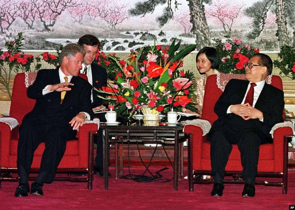 资料照：时任美国总统克林顿与时任中国国家主席江泽民在中南海会面。(1998年6月28日)(photo:VOA)