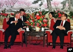 资料照：时任美国总统克林顿与时任中国国家主席江泽民在中南海会面。(1998年6月28日)
