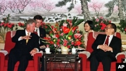 美国总统克林顿与中国国家主席江泽民在中南海会面。(1998年6月28日)