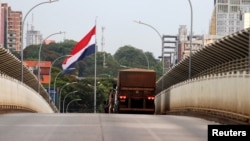 El Puente de la Amistad, que conecta la Ciudad del Este, en Paraguay, con Foz do Iguacu en Brasil, está hoy cerrado para tratar de controlar el coronavirus.