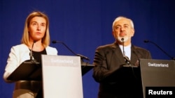 Kepala kebijakan luar negeri Uni Eropa Federica Mogherini dan Menlu Iran Javad Zarif memberikan keterangan kepada media di Lausanne, Kamis (2/4).