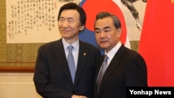 27일 중국 베이징을 방문한 윤병세 한국 외교부 장관(왼쪽)이 왕이 중국 외교부장과 회담에 앞서 악수하고 있다.
