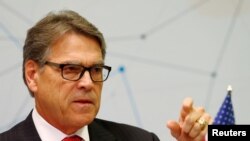 ARCHIVO - El secretario de Energía de Estados Unidos, Rick Perry, se ha visto envuelto en el mayor escándalo que amenaza la presidencia de Donald Trump. Reuters/Ints Kalnins.