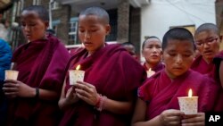  流亡在印度達蘭薩拉的藏人尼姑為兩名自焚身亡的藏人舉行燭光紀念儀式。（2016年3月2日） 