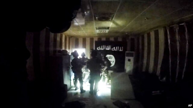 Imagen tomada de un video grabado por la cámara de un casco el 22 de octubre de 2015,  cuando fuerzas especiales de EE.UU. e Irak, incursionaron en una prisión del Estado Islámico en Huwija, al occidente de Kirkuk, en Irak.