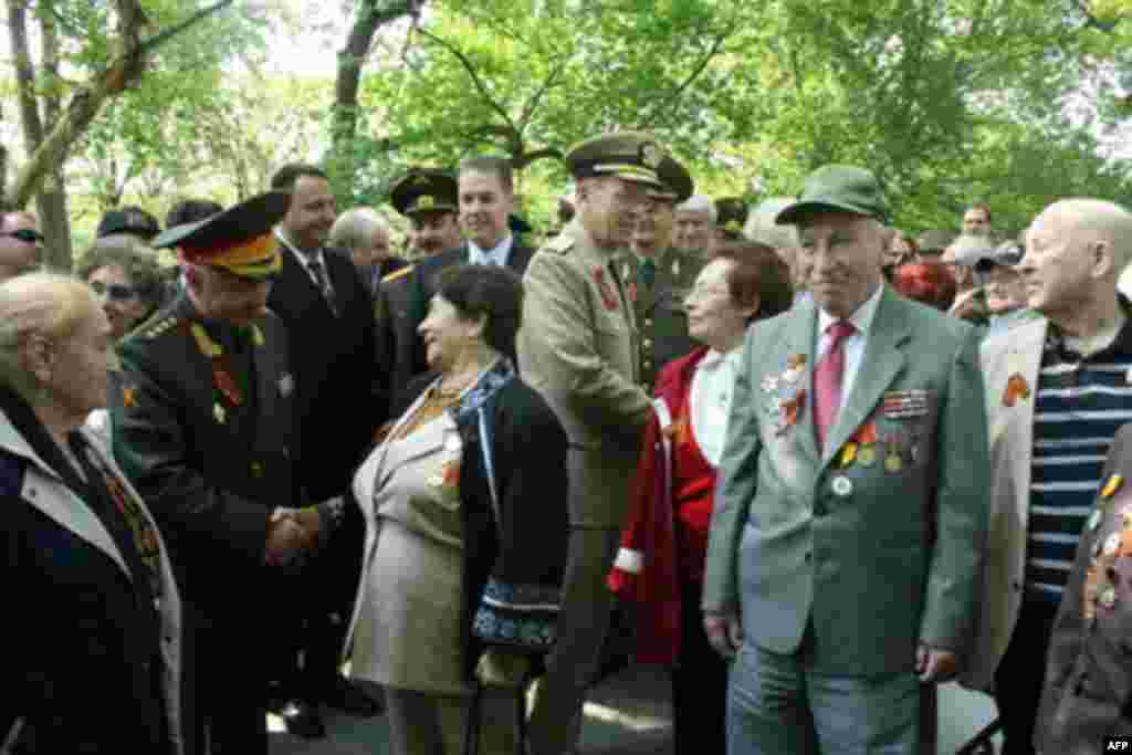 Военачальники России и США возложили венки на Арлингтонском кладбище