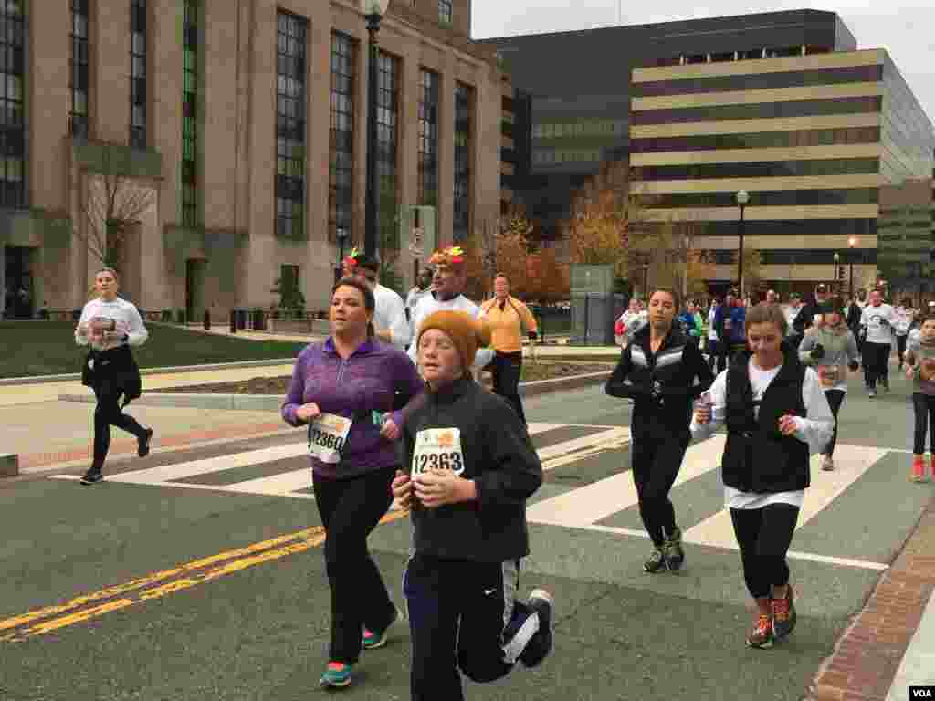 La maratón se realizó en el centro de la capital de Estados Unidos y se convirtió en un verdadero desfile de personas quienes donaron su tiempo y las ganas de ayudar a una buena causa.