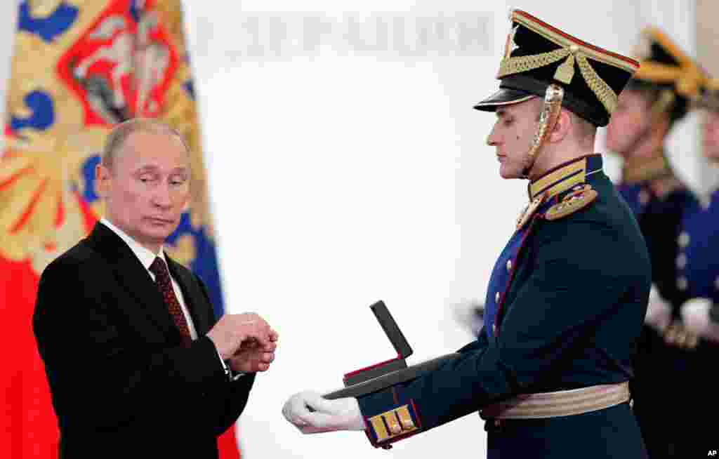 Vladimir Putin attends an awards ceremony for achievements in culture and science in Moscow's Kremlin June 12, 2012. (Reuters)