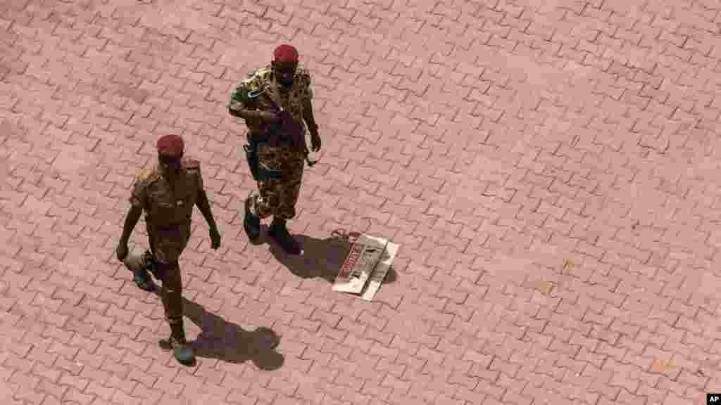 Des militaires de l&rsquo;armée burkinabè patrouillent près de l&#39;entrée de l&#39;hôtel Laico après le récent coup à Ouagadougou, au Burkina Faso, 20 septembre 2015.
