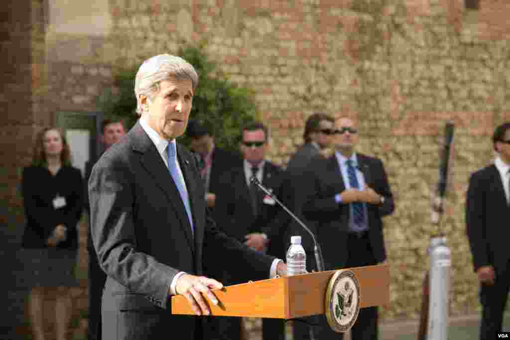 نشست خبری جان کری وزیر خارجه آمریکا در وین به مناسبت عادی سازی روابط با کوبا و بازگشایی سفارتخانه های دو کشور