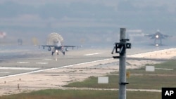 Arhiv - Turski lovac F-16 slijeće u vojnu bazu Inčirlik, u predgrađu Adana, južna Turska, 30. jula 2015.