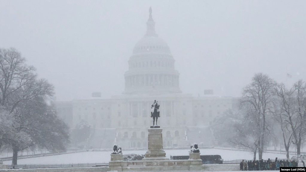 El Capitolio de EE.UU. en Washington, D.C., es visto durante la tormenta de nieve que afecta la costa este el miÃ©rcoles, 21 de marzo, de 2018.