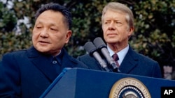 Presiden AS Jimmy Carter (kanan) dan tamunya, Deng Xiaoping saat memberikan konferensi pers bersama di Gedung Putih, 29 Januari 1979.