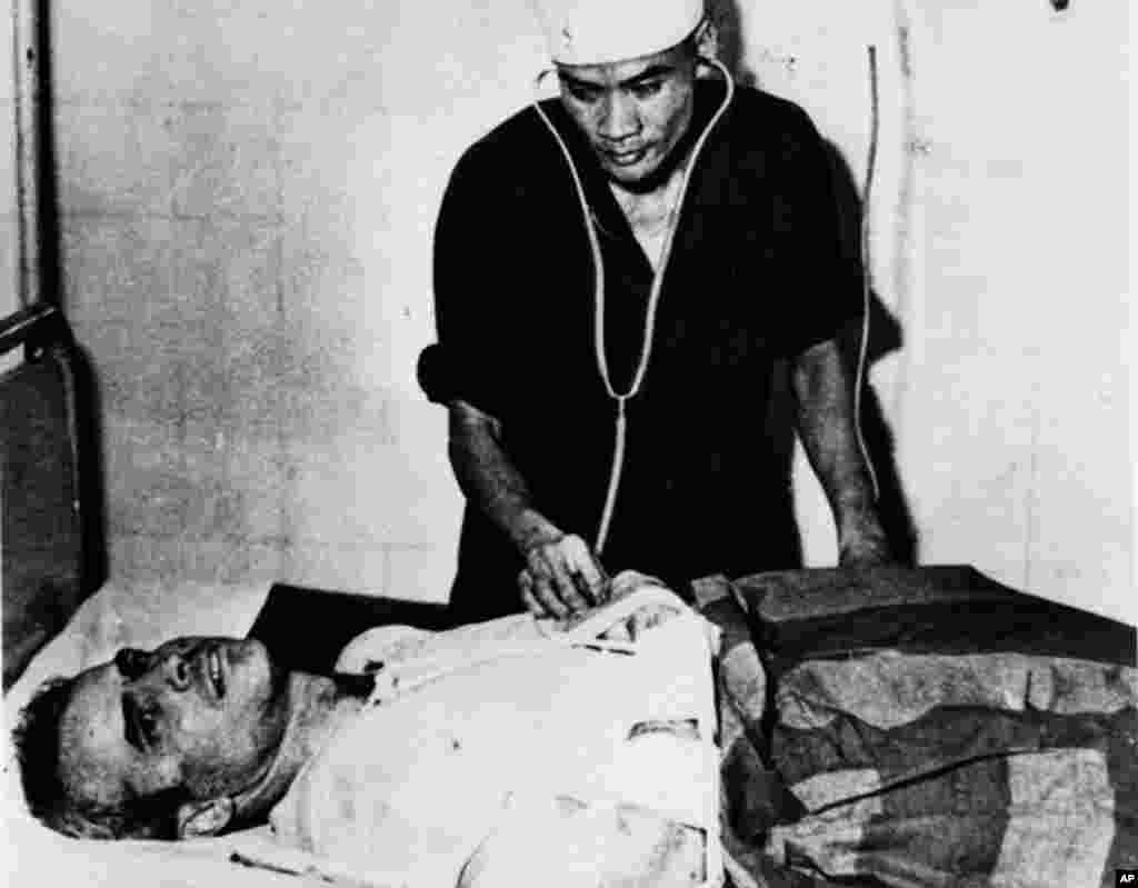 Ông McCain được khám sức khỏe tại một bệnh viện ở Hà Nội trong khi bị giam cầm như tù binh chiến tranh vào mùa thu năm 1967. Ông kể những khổ ải mà ông từng phải chịu bao gồm bị đánh đập, không được chữa trị thương tích đầy đủ, và ba năm biệt giam vì điều mà những người giam cầm ông gọi là “thái độ kém.” Hai lần ông tìm cách thắt cổ tự vẫn bằng áo của ông nhưng đều bị lính canh phát hiện và bị đánh thêm nữa, theo lời ông.
