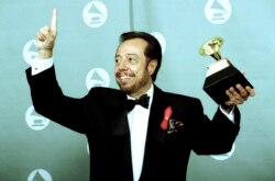 Sergio Mendes berpose dengan piala Grammy-nya pada acara Grammy Awards yang diadakan di Shrine Auditorium di Los Angeles, Ca., 24 Februari 1993. Album "Brasileiro" Mendes terpilih sebagai pemenang album musik dunia terbaik 1993. (AP Photo/Reed Saxon)