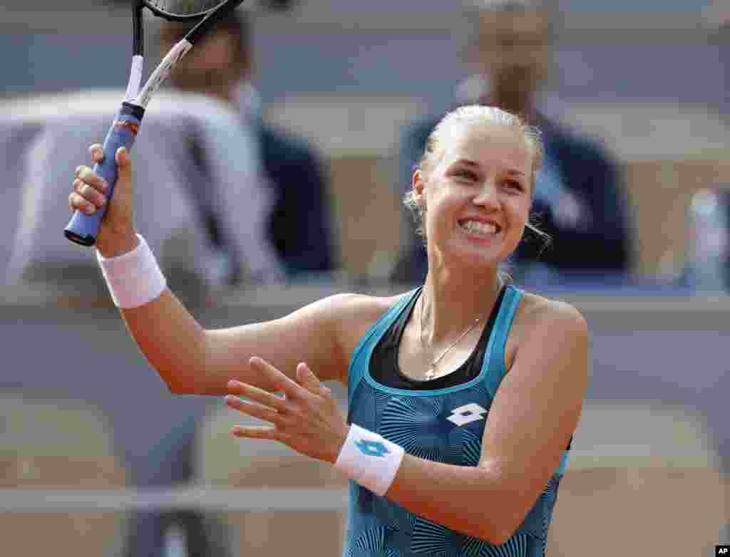 آنا بلینکوا تنیسور بیست ساله روسیه، یک پیروزی دیگر در مسابقات قهرمانی تنیس اوپن فرانسه را جشن می&zwnj;گیرد.&nbsp;