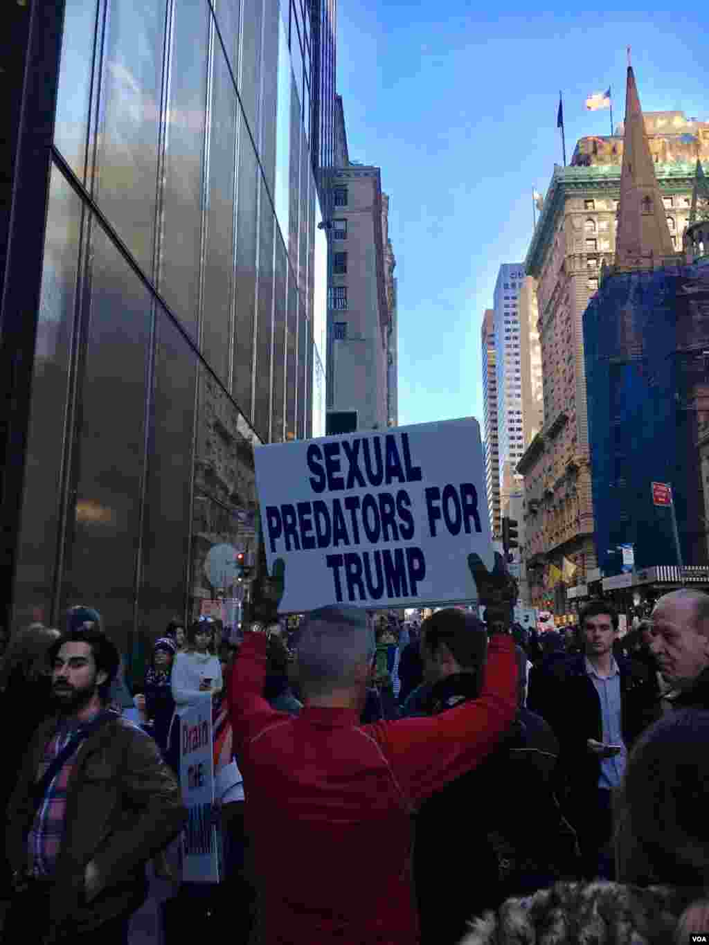 美国总统大选日前川普支持者与反对者在曼哈顿川普大楼前互相叫骂争辩，吸引路人围观拍照 (美国之音张佩芝拍摄)