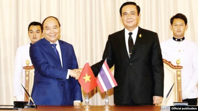 Thủ tướng Việt Nam Nguyễn Xuân Phúc gặp Thủ tướng Thái Lan Prayut Chan-o-cha, tại thủ đô Bangkok, ngày 17/8/2017 (Ảnh: TTXVN)
