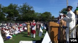 Imaam Shamsi Ali menyampaikan khotbah di depan jamaah sholat Idul Fitri di Jamaica, New York. (VOA/Naratama, Yogi Leksono)