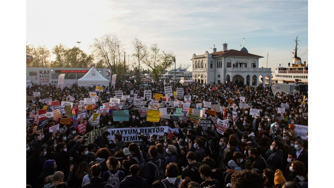 Aksi unjuk rasa mahasiswa Universitas Bogazici di Istanbul, Rabu, 6 Januari 2021.