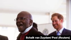 L'archevêque Desmond Tutu donne une conférence de presse lors d'une rencontre avec le Prince Harry à Cape Town, Afrique du sud, le 30 novembre 2015.