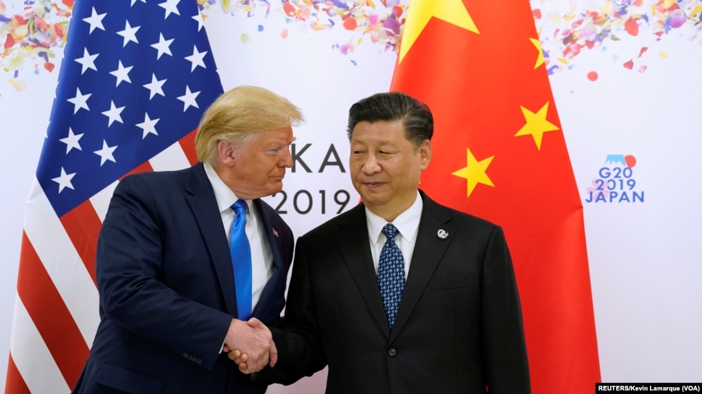 Tổng thống Mỹ Donald Trump và Chủ tịch Trung Quốc Tập Cận Bình bắt tay nhau trước cuộc gặp song phương tại hội nghị thượng đỉnh G20 ở Osaka, Nhật Bản, ngày 29 tháng 6, 2019.