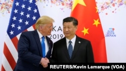 Tổng thống Mỹ Donald Trump và Chủ tịch Trung Quốc Tập Cận Bình bắt tay nhau trước cuộc gặp song phương tại hội nghị thượng đỉnh G20 ở Osaka, Nhật Bản, ngày 29 tháng 6, 2019.