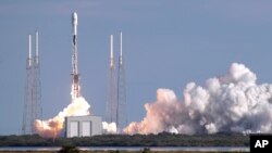 Запуск ракети Falcon 9 компанії SpaceX із супутниками 29 січня 2020. (AP Photo/John Raoux)