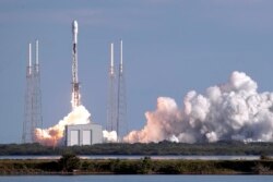 Ракета-носій Falcon 9 SpaceX із вантажем у приблизно 60 супутників для супутникового проекту SpaceX Starlink стартує з мису Канаверел, 29 січня 2020. (AP)