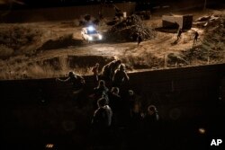 2018年12月25日，非法移民從墨西哥的蒂華納（Tijuana）翻牆進入美國境內。