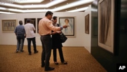 نمایشگاه «گنجینه تهران، موزه هنرهای معاصر تهران» نام داشت و از تهران مجوز آن لغو شد. 