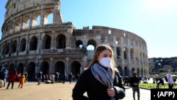 Para turis mengunjungi Coliseum di Roma, Italia (foto: dok). Italia dan beberapa negara Eropa mulai melonggarkan pembatasan terkait Covid-19 untuk memulihkan kembali sektor pariwisata dan ekonomi pada umumnya. 