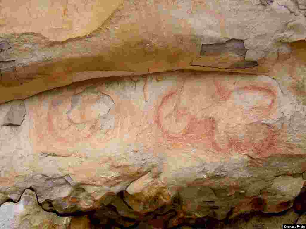This 1,200 AD drawing, found on an open bluff in Alabama, depicts an anthropomorphic figure and two circles. Drawings found in the open air were almost always painted red. (Photo: Jan Simek, Alan Cressler, Nicholas Herrmann and Sarah Sherwood / Antiquity