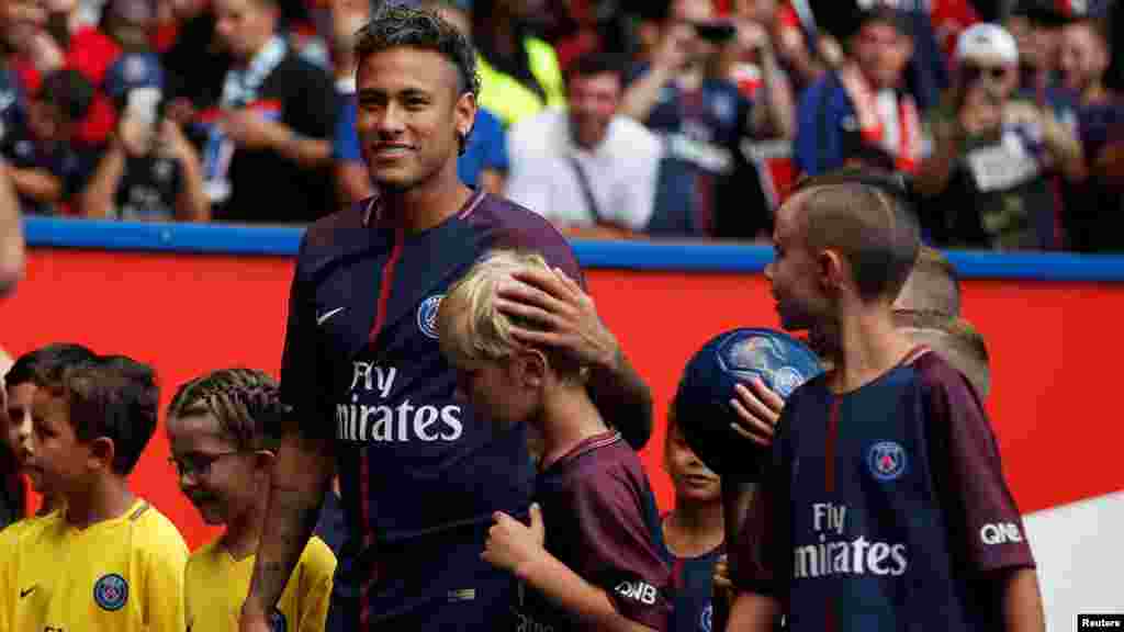 Neymar est présenté aux fans, lors du match de Paris St Germain contre Amiens SC en &nbsp;Ligue 1 - Paris, le 5 août 2017. &nbsp;