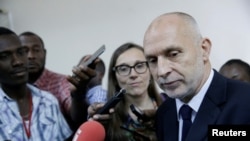 Simon Ticehurst (adwat) ak Margalida Massot pandan yo t ap pale ak laprès aprè rankont yo avèk Minis Ayisyen Planifikasyon ak Kowoperasyon Ekstèn, Aviol Fleurant.