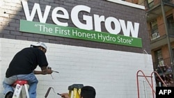 Radnici završavaju radove na fasadi prodavnice Vi Grou, u severoistočnom delu Vašingtona. Radnja je otvorena 6. aprila 2012.