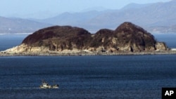 Kapal nelayan China berlayar dekat Pulau Gal di Korea Utara. (Foto: Dok)