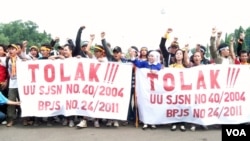 Buruh dari Jakarta, Bekasi, Tangerang dan Banten, berdemonstrasi menolak sistem jaminan sosial. (Foto: VOA/Fathiyah Wardah)