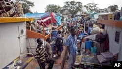 Southern Sudanese load their possessions aboard boats as they make their way back to the south from northern Sudan (file photo)