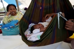 Seorang bayi tidur di tenda, di kamp pengungsian gempa bumi di Palu, Sulawesi Tengah, 8 Oktober 2018. (Foto: REUTERS/Darren Whiteside)