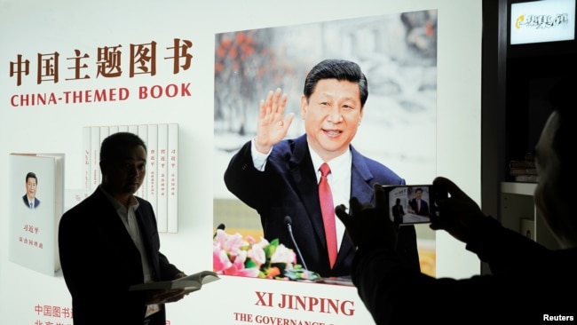 中国上海国际进口博览会上一个展示习近平著作的展台。(2018年11月7日)