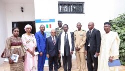 Dioncounda Traoré et son staff au Mali, le 23 janvier 2020. (VOA/Kassim Traoré)
