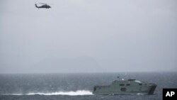지난 2017년 오만 해군 군함이 조지 H. W. 항공모함과 나란히 호르무즈 해협을 항해하고 있다. (자료사진)
