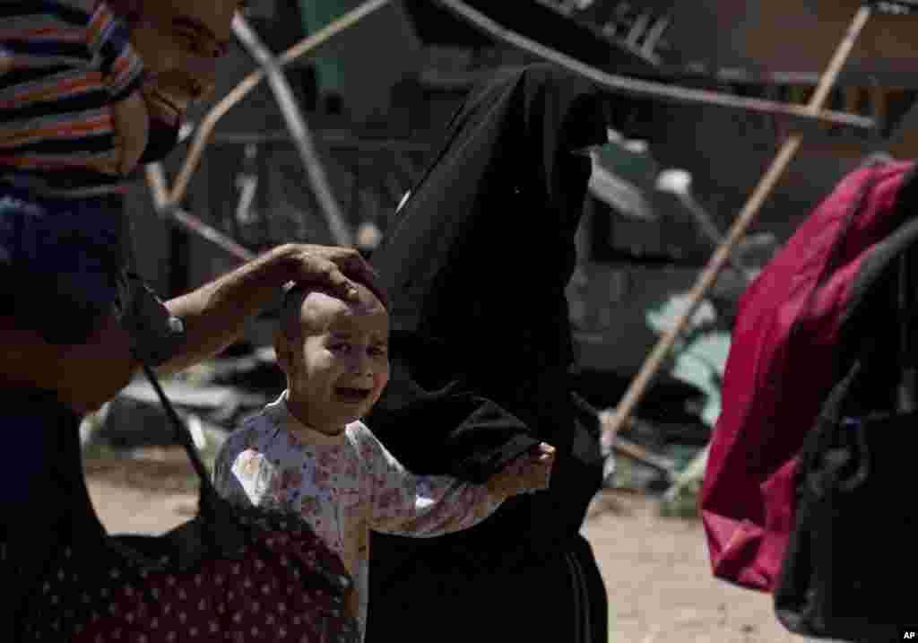 غرب موصل&nbsp; و نبرد بین نیروهای عراقی با داعش. دختر وحشت زده همراه با خانواده اش از محل جنگ فرار می کند.